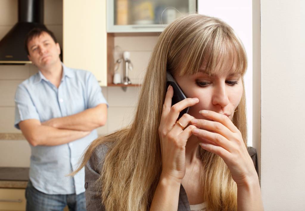 5 Ways to Spy on Wife's Phone without Her Knowing